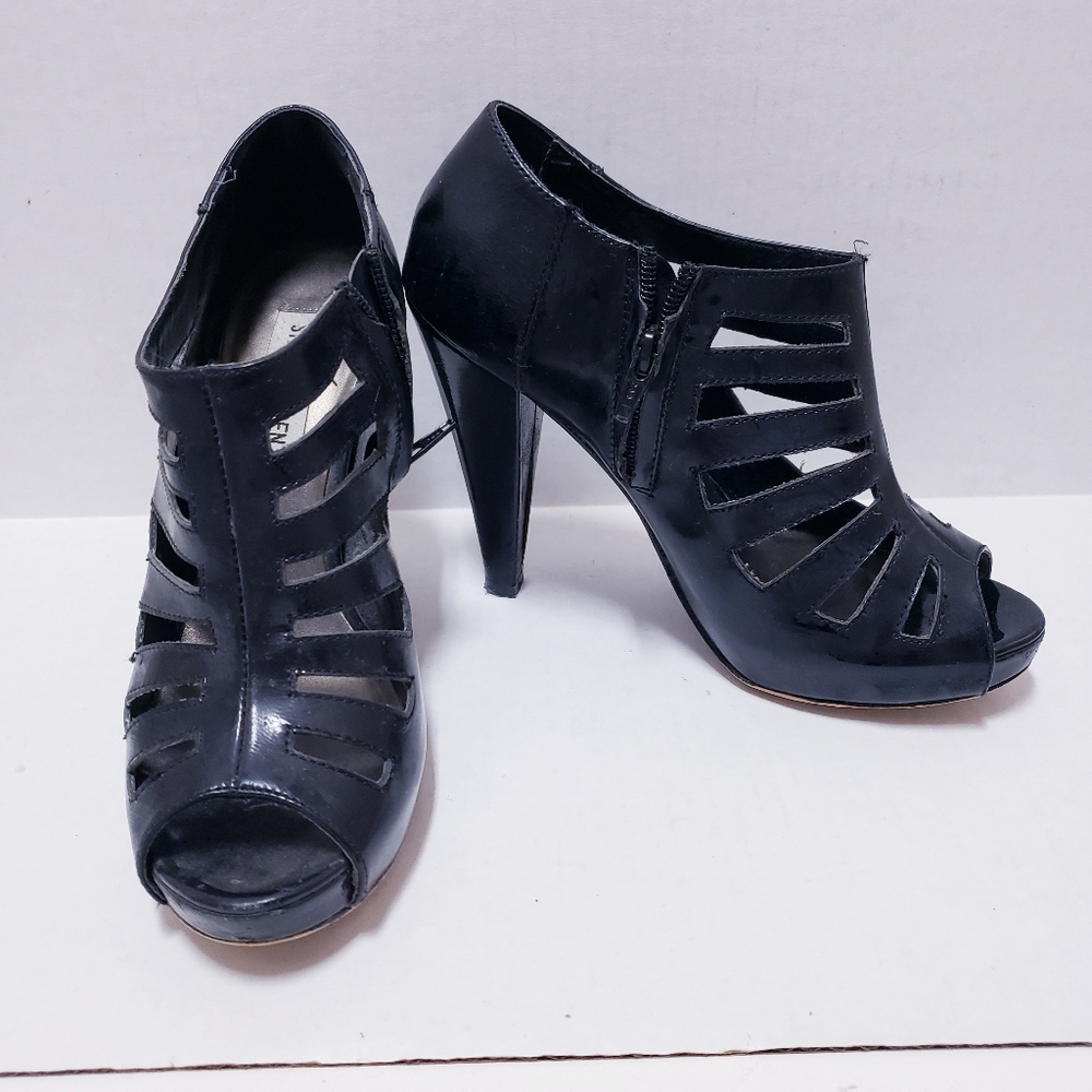 Steve Madden black gladiator style sandal